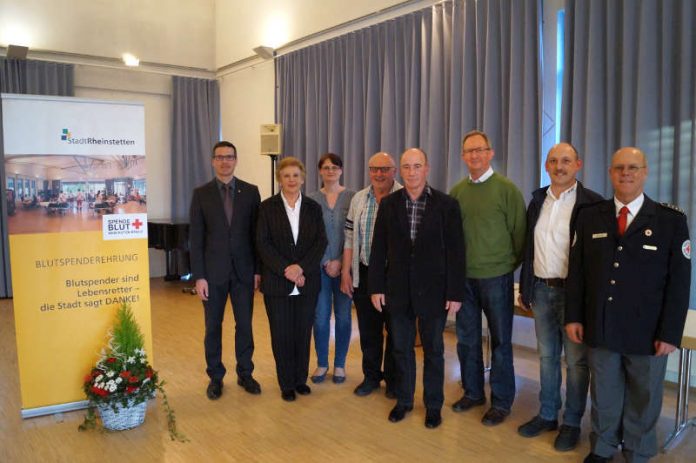 Karla Dehnert, Tamara Kaiser (v.l.) und Adalbert Körner (3. v.r.) wurden für 50 Spenden ausgezeichnet, Werner Bodrogi und Herbert Schorb (Mitte) für 100 Spenden. Mit auf dem Bild OB Schrempp (li.) und Adolf Ret sowie Maik Olpp (v.r.) vom DRK. (Foto: Stadtverwaltung)