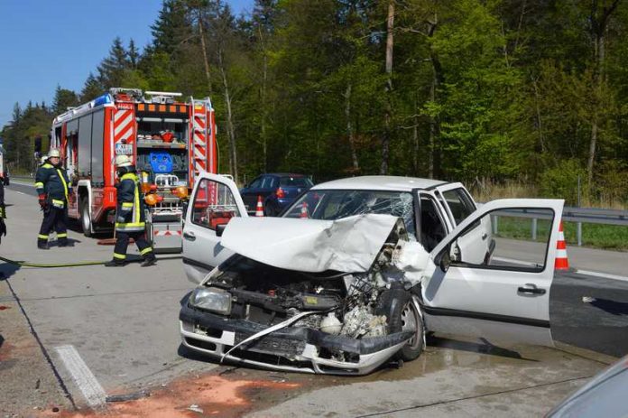 Für die Rettung der eingeklemmten Personen wurde die BAB zeitweise voll gesperrt Für die Rettung der eingeklemmten Personen wurde die BAB zeitweise voll gesperrt