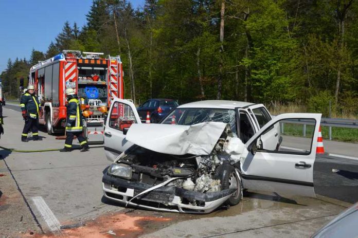 Für die Rettung der eingeklemmten Personen wurde die BAB zeitweise voll gesperrt