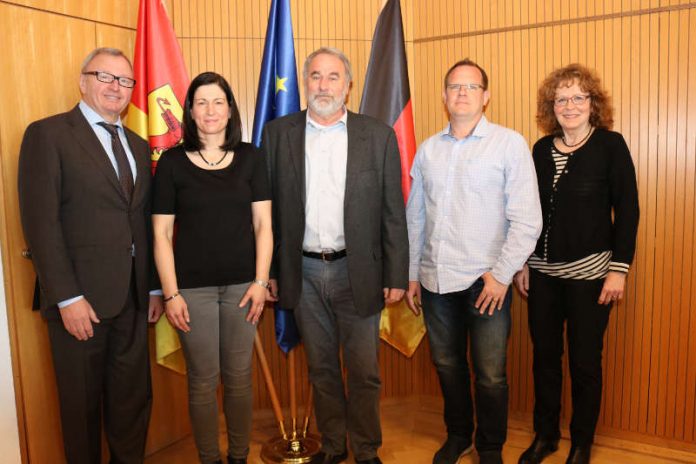 Landrat Ernst Walter Görisch (l.), Christoph Janssen (2.v.r.) und Katharina Nuß (r.) gratulierten Stefanie Zimmermann zum Dienstjubiläum und verabschiedeten Dr. Harald Schirmer in den Ruhestand. (Foto: Simone Stier)