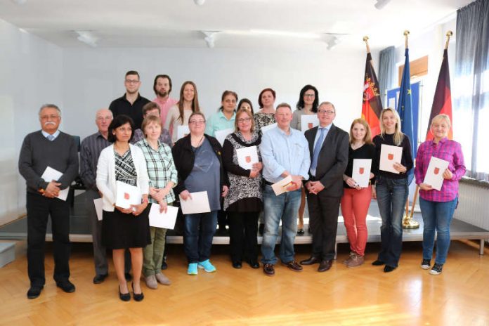 Landrat Ernst Walter Görisch (4.v.r.) überreichte die Einbürgerungsurkunden an Männer und Frauen aus 15 Herkunftsländern. (Foto: Simone Stier)