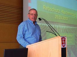 RP-Weinbauberater Berthold Fuchs spricht beim Rebschutz-Nachmittag in Östrich-Winkel. (Foto: RP Darmstadt)