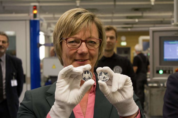 Finanzministerin Edith Sitzmann präsentiert die erste 20-Euro-Sammlermünze „Laufmaschine von Karl Drais 1817“ (Quelle: Staatliche Münzen Baden-Württemberg, Nico Leithoff) Finanzministerin Edith Sitzmann präsentiert die erste 20-Euro-Sammlermünze „Laufmaschine von Karl Drais 1817“ (Quelle: Staatliche Münzen Baden-Württemberg, Nico Leithoff)
