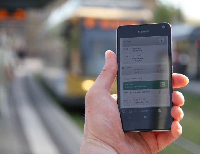Mit Smartphone, Tablet oder PC: Die Echtzeitdaten der elektronischen Fahrplanauskunft sind multimedial abrufbar (Foto: KVV) Mit Smartphone, Tablet oder PC: Die Echtzeitdaten der elektronischen Fahrplanauskunft sind multimedial abrufbar (Foto: KVV)