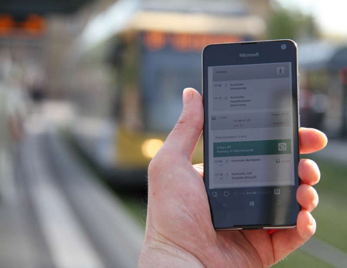 Mit Smartphone, Tablet oder PC: Die Echtzeitdaten der elektronischen Fahrplanauskunft sind multimedial abrufbar (Foto: KVV)