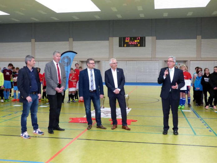 Markus Merk, Peter Kiefer, Andreas Rahm, Peter Krietemeyer und Roger Lewentz wünschten den Teams beim heuten Landesfinale des 17. Fritz-Walter-Cup in der Barbarossahalle viel Erfolg (Foto: Stadtverwaltung)