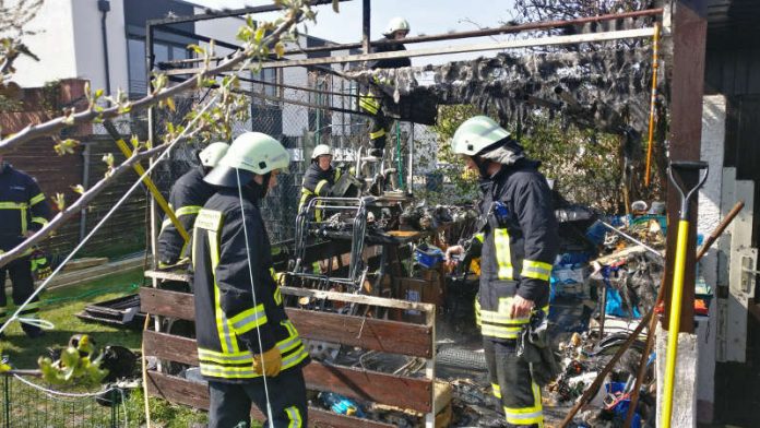 Brand in Kleingartenanlage (Foto: Feuerwehr Bad Kreuznach) Brand in Kleingartenanlage (Foto: Feuerwehr Bad Kreuznach)