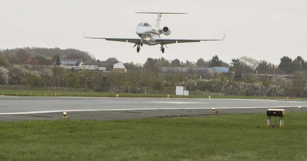 Am Bremen Airport landete am 6. April 2017 um 10 Uhr lokaler Zeit erstmals ein Business-Jet mit Hilfe eines neuen, satellitengestützten Präzisionsanflugverfahrens, ohne auf bodenseitige Navigationsinfrastruktur zurück zu greifen. (Foto: Nikolai Wolff)