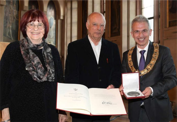 OB Peter Feldmann verleiht Ehrenplakette an Dietrich Wilhelm Dreysse (Foto: Felix Wachendörfer)