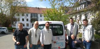 Die Fahrer des Mahlzeitendienstes mit dem Leiter Mahlzeitendienst Jörg Ziegenberg (1. v. l.) u. DRK-Fuhrparkleiterin Carmen Stockert (kniend) vor dem neuen Fahrzeug (Foto: DRK Darmstadt)