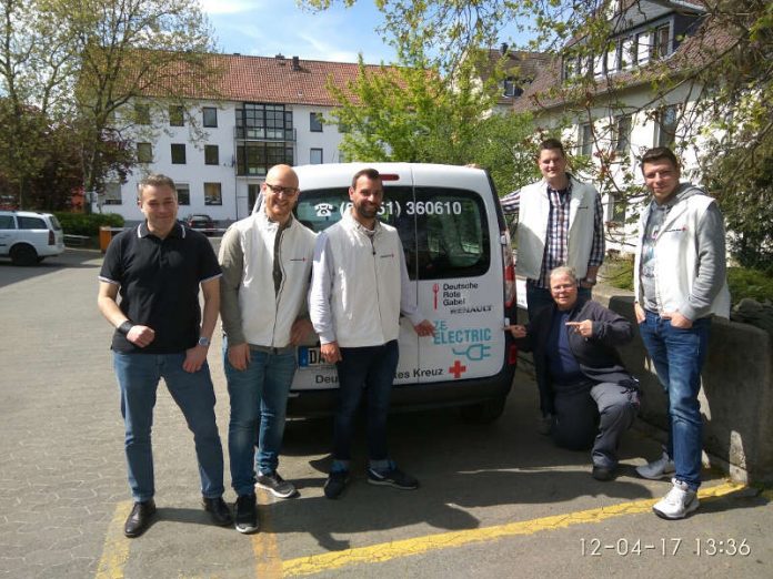 Die Fahrer des Mahlzeitendienstes mit dem Leiter Mahlzeitendienst Jörg Ziegenberg (1. v. l.) u. DRK-Fuhrparkleiterin Carmen Stockert (kniend) vor dem neuen Fahrzeug (Foto: DRK Darmstadt)