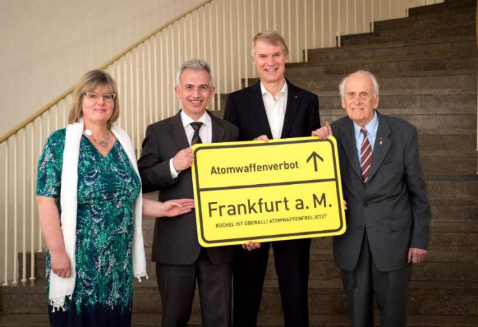 Angelika Wagner, OB Peter Feldmann, Thomas Carl Schwoerer und Ulrich Gottstein mit Schild 'Atomwaffenverbot' (Foto: Salome Roessler)