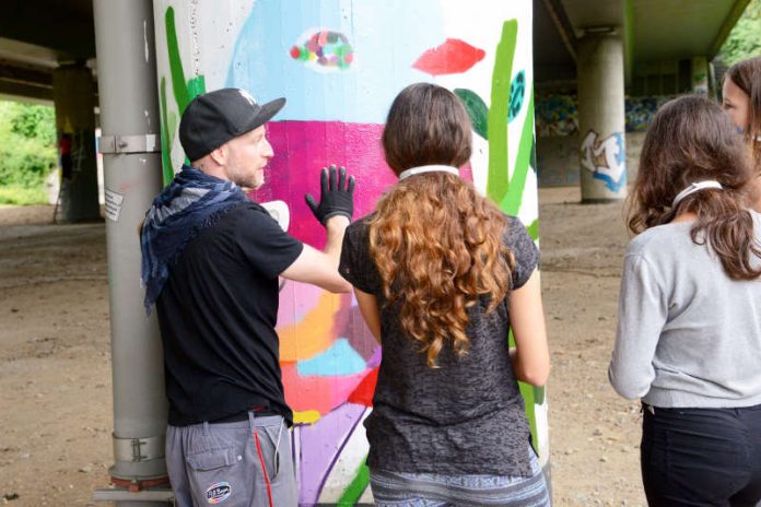 Graffiti-Aktion unter der Autobahnbrücke im Volkspark Niddatal (Foto: Stefan Cop) Graffiti-Aktion unter der Autobahnbrücke im Volkspark Niddatal (Foto: Stefan Cop)