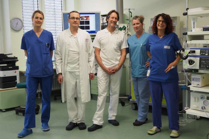 Das Endoskopie-Team der GRN-Klinik Eberbach freut sich über die neuen, modern ausgestatteten Untersuchungsräume sowie die neue Röntgenanlage (v.l.n.r.): Funktionsoberärztin Magdalena Traber, Oberarzt Alexej Yasenyev, Chefarzt Bernhard Nitsche sowie die Endoskopie-Assistentinnen Andrea Nikele und Elvira Mächtlen. (Foto: GRN)