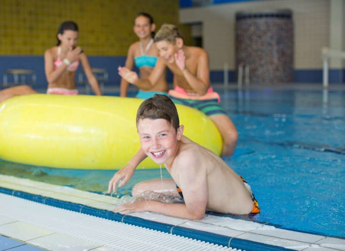 Bunt, nass und voller Spaß: Der Kunterbunte Osterspaß lockt jedes Jahr begeisterte Wasserratten ins Hallenbad Hasenleiser. (Foto: Stadtwerke)