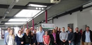 Mittagspause bei schönem Wetter am Nürburgring: Studierende mit den Frau Prof. Dr. Reuter und Herrn Prof. Dr. Ruda (Mitte) und Gastdozent Paul Strassl (rechts) (Foto: HSKL)