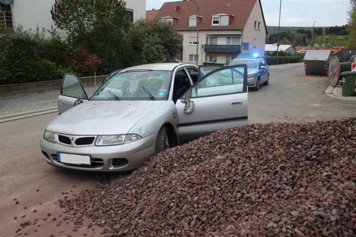 Die Verfolgungsfahrt endete an einem Schotterhaufen