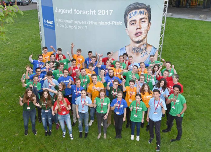 Kluge Köpfe: Die Teilnehmer des Landeswettbewerbs Rheinland-Pfalz von „Jugend forscht“ 2017. (Foto: Marcus Schwetasch)