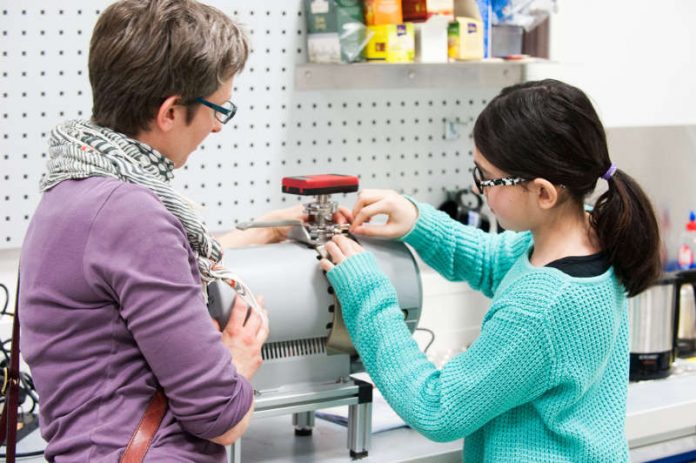 Ob Studium oder Ausbildung: Beim Girls‘ Day informiert das KIT über Berufsperspektiven. (Foto: Tanja Meißner, KIT)