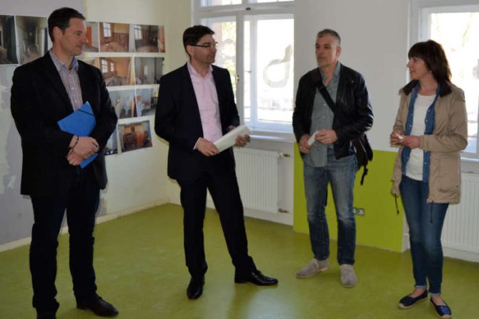 Freuen sich auf die neue kommunale Kita „Stadtpiraten“: Oberbürgermeister Thomas Hirsch (2.v.l.), Michael Götz, Leiter des städtischen Gebäudemanagements (l.), GML-Mitarbeiter Markus Baumgärtner und die designierte Kita-Leiterin Christina Nuber. (Foto: Stadt Landau in der Pfalz) Freuen sich auf die neue kommunale Kita „Stadtpiraten“: Oberbürgermeister Thomas Hirsch (2.v.l.), Michael Götz, Leiter des städtischen Gebäudemanagements (l.), GML-Mitarbeiter Markus Baumgärtner und die designierte Kita-Leiterin Christina Nuber. (Foto: Stadt Landau in der Pfalz)