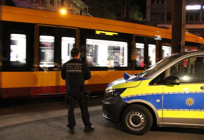 Zur Stärkung des subjektiven Sicherheitsgefühls führten die Verkehrsbetriebe und das Polizeipräsidium Karlsruhe gestern Abend eine weitere Schwerpunktkontrolle durch (Fotos: VBK) Zur Stärkung des subjektiven Sicherheitsgefühls führten die Verkehrsbetriebe und das Polizeipräsidium Karlsruhe gestern Abend eine weitere Schwerpunktkontrolle durch (Fotos: VBK)