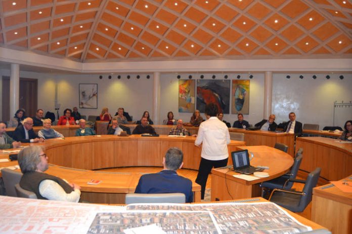 Etwa 50 interessierte Bürgerinnen und Bürger nahmen am ersten Workshop zum Ausbau der Königstraße teil. (Foto: Stadt Landau in der Pfalz) Etwa 50 interessierte Bürgerinnen und Bürger nahmen am ersten Workshop zum Ausbau der Königstraße teil. (Foto: Stadt Landau in der Pfalz)