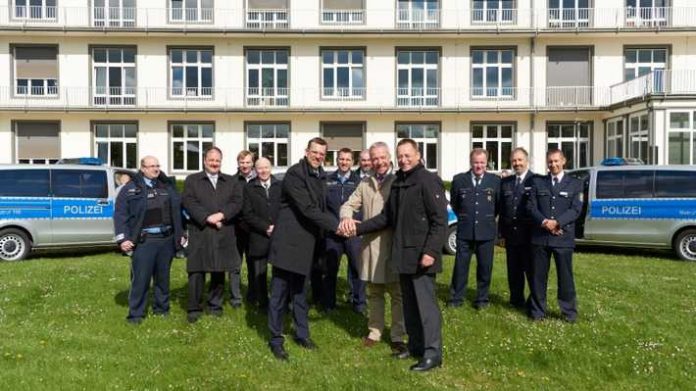 Übergabe der Fahrzeuge (Foto: Polizei HE)