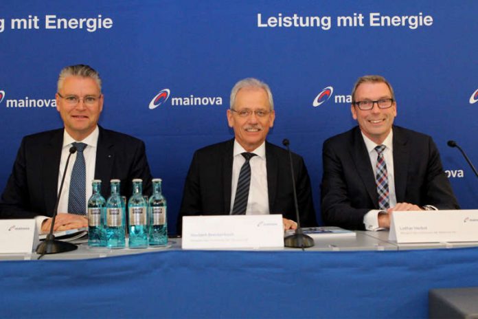 Der Vorstandsvorsitzende der Mainova AG Dr. Constantin H. Alsheimer und die beiden Mainova-Vorstandsmitglieder Norbert Breidenbach und Lothar Herbst. (Foto: Mainova AG)