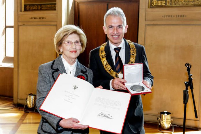 OB Peter Feldmann verleiht Ehrenplakette an Eva Szepesi (Foto: Stefanie Kösling) OB Peter Feldmann verleiht Ehrenplakette an Eva Szepesi (Foto: Stefanie Kösling)