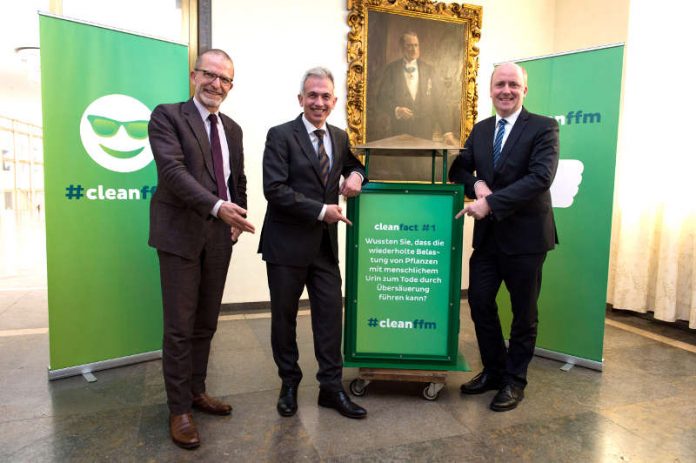 OB Peter Feldmann, BM Uwe Becker und Stadtrat Stefan Majer stellen Kampagne '#cleanffm' vor (Foto: Salome Roessler)