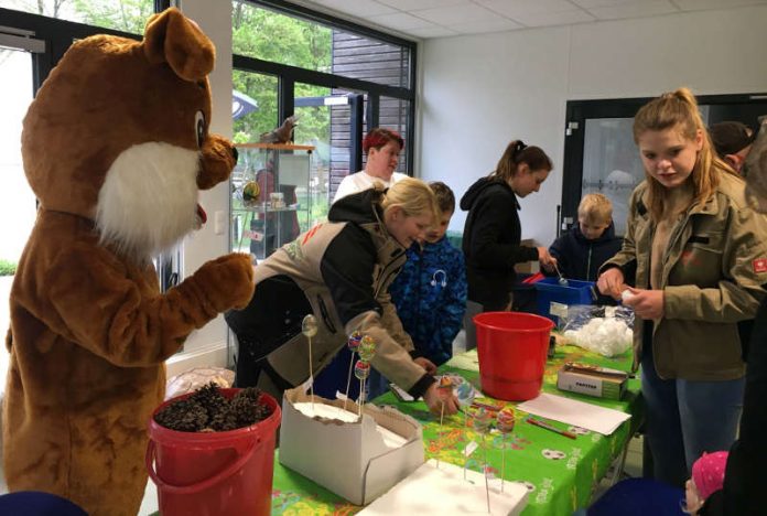 Beim Eierfärben in der Tiergartenschule schaute auch der Osterhase vorbei. (Foto: Freizeitbetriebe Worms GmbH)