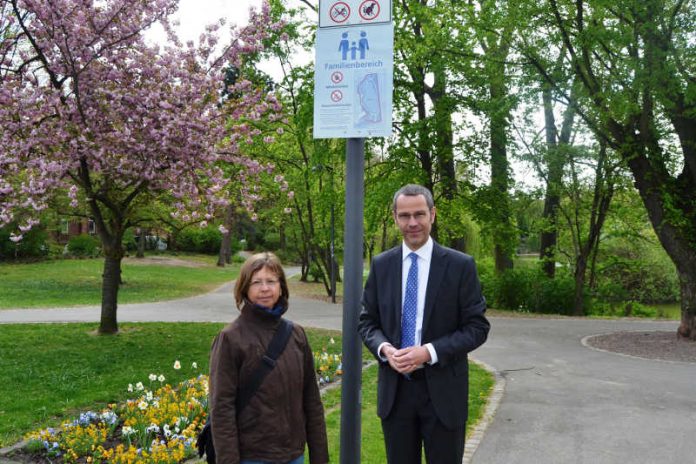 Bürgermeister und Ordnungsdezernent Dr. Maximilian Ingenthron und Sabine Klein, Leiterin der städtischen Grünflächenabteilung, präsentieren die neuen Hinweisschilder für die Familienbereiche im Ostpark. Die Bemühungen, das subjektive Sicherheitsgefühl der Parkbesucherinnen und -besucher zu verbessern, sind dezernats- und ämterübergreifend angelegt. (Foto: Stadt Landau in der Pfalz) Bürgermeister und Ordnungsdezernent Dr. Maximilian Ingenthron und Sabine Klein, Leiterin der städtischen Grünflächenabteilung, präsentieren die neuen Hinweisschilder für die Familienbereiche im Ostpark. Die Bemühungen, das subjektive Sicherheitsgefühl der Parkbesucherinnen und -besucher zu verbessern, sind dezernats- und ämterübergreifend angelegt. (Foto: Stadt Landau in der Pfalz)