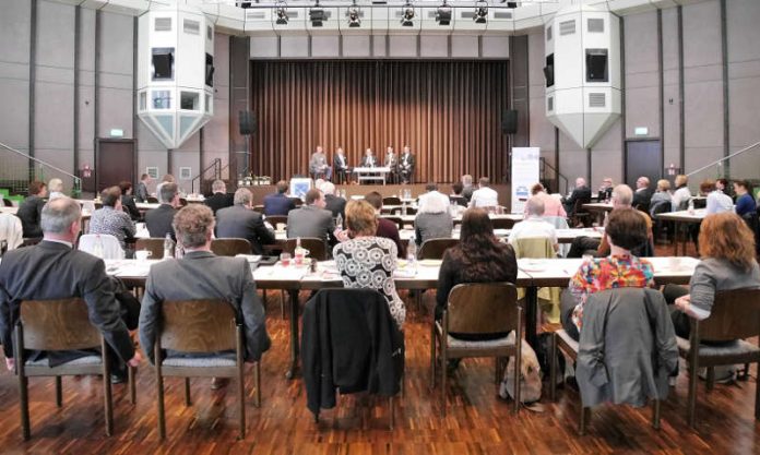 Im Bürgerhaus Linkenheim-Hochstetten fand das vierte Plenum der Gesundheitskonferenz im Landkreis Karlsruhe (Foto: Landratsamt Karlsruhe) Im Bürgerhaus Linkenheim-Hochstetten fand das vierte Plenum der Gesundheitskonferenz im Landkreis Karlsruhe (Foto: Landratsamt Karlsruhe)