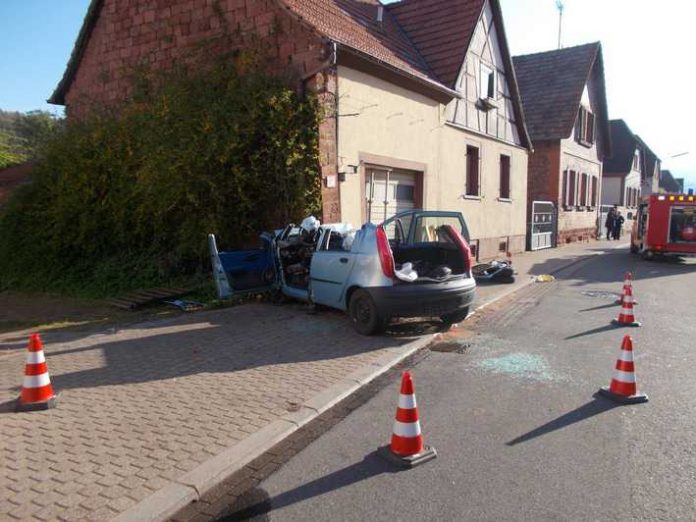 Der Fahrer wurde bei diesem Unfall schwer verletzt Der Fahrer wurde bei diesem Unfall schwer verletzt