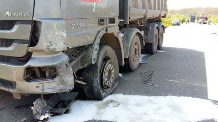 Warum der PKW mit dem LKW kollidierte ist noch unklar Warum der PKW mit dem LKW kollidierte ist noch unklar