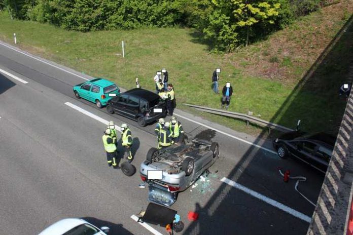 Hier endet die Crash-Fahrt des Unfallverursachers - Nur durch viel Glück wurde Niemand verletzt Hier endet die Crash-Fahrt des Unfallverursachers - Nur durch viel Glück wurde Niemand verletzt