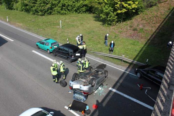 Hier endet die Crash-Fahrt des Unfallverursachers - Nur durch viel Glück wurde Niemand verletzt