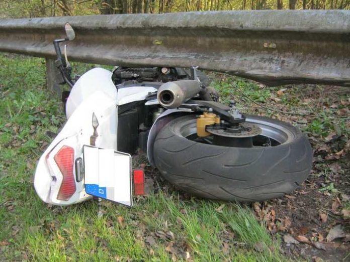 Beschädigtes Motorrad an der B39