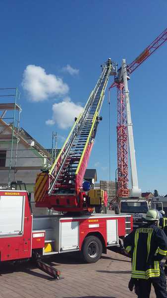 Monteur nach Lkw-Brand von mobilem Kran gerettet 20.04.2017 – 14:53 Kallstadt (ots) - Am Donnerstag (20.04.) wurde gegen 10.00 Uhr im Neubaugebiet in der Verlängerung des Erpolzheimer Weges der Polizei ein brennender Lkw gemeldet. Die Feuerwehr rettete aus dem Korb eines Hubsteigers einen Mann und löschte den Brand am Lkw. Nach ersten Aussagen eines 47jährigen Hockenheimers waren er und sein Kollege im ausgefahrenen Korb eines Hubsteigers, um einen im Neubaugebiet feststehenden Kran zu reparieren. Nach dem Fernstarten des Lkw-Motors entstand plötzlich ein Brand im Motorraum, der die Technik versagen ließ und der Korb nicht mehr eingefahren werden konnte. Während der 47jährige am feststehenden Kran ungesichert aus mehr als 10 Metern Höhe hinunter auf den Boden kletterte, konnte ihm sein Kollege auf dem gefährlichen Weg nicht folgen. Die schnell eintreffende Feuerwehr musste den Mann mit der komplett ausgefahrenen Drehleiter (30 Meter) retten. Verletzt wurde niemand, die Schadenshöhe steht derzeit noch nicht fest.