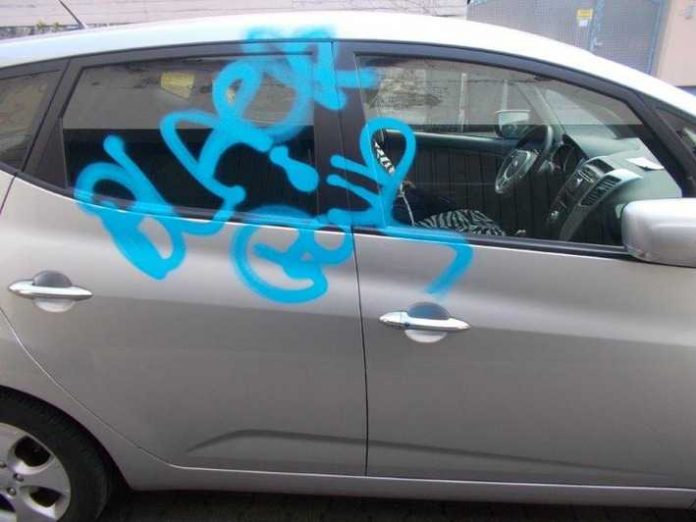 Sachbeschädigung an einem PKW - Wer kann Hinweise auf den oder die Täter geben? Sachbeschädigung an einem PKW - Wer kann Hinweise auf den oder die Täter geben?