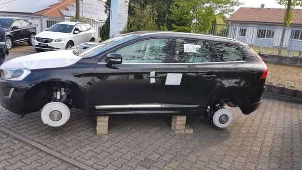 SUV auf Steinen ohne Räder SUV auf Steinen ohne Räder
