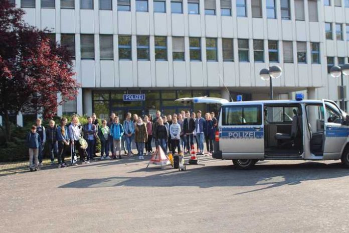 33 junge Leute vor dem Polizeipräsidium