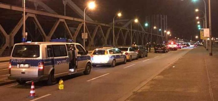 Auf der Konrad-Adenauer-Brücke wurden die jungen Fahrer kontrolliert