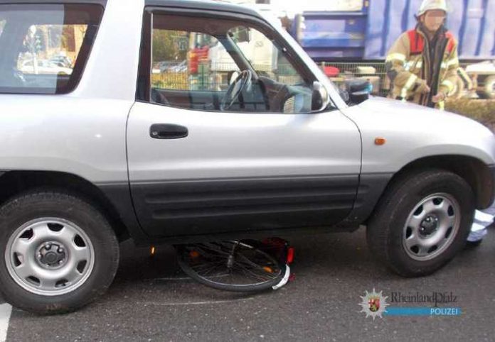PKW überrollt Radfahrer PKW überrollt Radfahrer