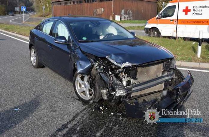 Massive Beschädigungen im Frontbereich des Volvos Massive Beschädigungen im Frontbereich des Volvos