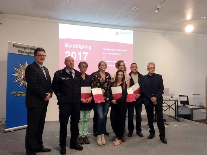 Gruppenfoto aller Geehrten (Foto: Polizei RLP) Gruppenfoto aller Geehrten (Foto: Polizei RLP)