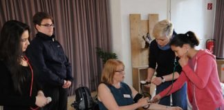 Susanne Emanuel-Semisch, Pflegedienstleiterin des Lorenz-Wertmann-Hauses in Wiesbaden-Kohlheck zeigt der Schülerin, wie man richtig Blutdruck misst. (Foto: Sabine Eyert-Kobler)