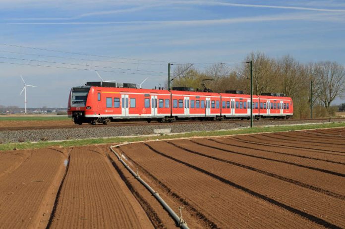 Ein Triebwagen der Baureihe ET 425 der S-Bahn Rhein-Neckar GmbH (Foto: Deutsche Bahn AG / Uwe Miethe)
