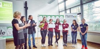 v.l.: Prof. Dr. Heidi Schelhowe (Laudatorin Universität Bremen), Olga Engel (FTzM), Prof. Dr. Thomas Knaus (FTzM), Schülerinnen der Sankt-Angela-Schule Königstein (Foto: David Hoepfner)