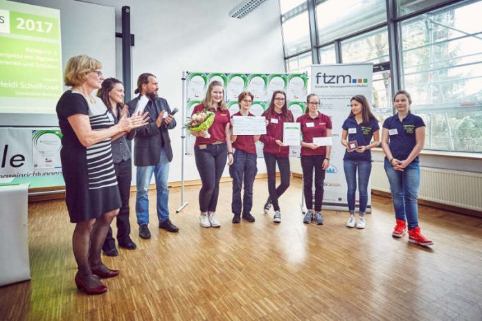 v.l.: Prof. Dr. Heidi Schelhowe (Laudatorin Universität Bremen), Olga Engel (FTzM), Prof. Dr. Thomas Knaus (FTzM), Schülerinnen der Sankt-Angela-Schule Königstein (Foto: David Hoepfner)